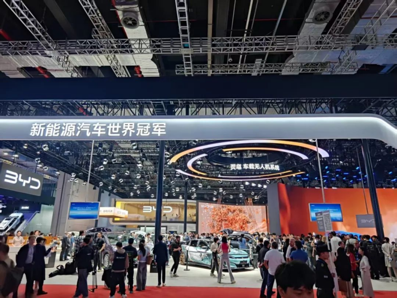 在上海車展的光輝下，是貿(mào)易戰(zhàn)下的全球汽車產(chǎn)業(yè)衰退